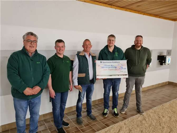V.li. Bernd König, Maksim Braun, Bezirksbundesmeister Achim Berens, 1. Brudermeister Mike Otto und Michael Mehlem. Quelle: Kettiger Schützenbruderschaft