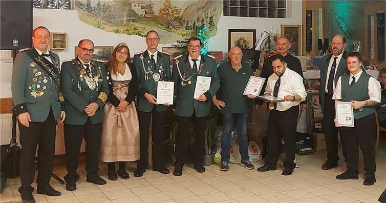 V.li. Bezirksbundesmeister Michael Kaul, Bezirkskönig Dirk Schäfer mit Königin Sabine, König Jürgen Sass, Brudermeister Dieter Maurer, Jürgen Keßler, Daniel Drescher, Gerhard Wambach, Walter Kemp, Natascha Wilbert. Foto: Antoine Tellenbach