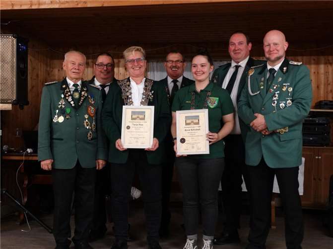 V.li. Bezirksvorsitzender Wolfgang Hartwig, Bezirkssportleiter Heiko Schmidt, Bezirkskönigin Tanja Ries, Bezirksgeschäftsführer Josef Rodenbusch, Bezirksjugendkönigin Anna Schubert, Bezirksjugendleiter Markus Platz und Gebietsvorsitzender Dirk Friese. Foto: Nadine Groh