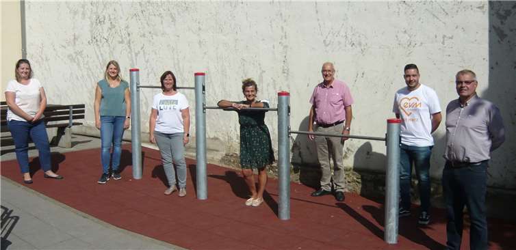 V.li. Bianka Gebhardt vom Förderverein der Grundschule, Julia Jächel vom Förderverein des Kindergartens, Kindergartenleiterin Ute Steinebach, Schulleiterin Nikola Vater-Uhlich, Ortsbürgermeister Horst Klöckner, evm-Pate Nicolai Schmidt, Kommunalbetreuer der evm Theo Schröder.Quelle: Ortsgemeinde Niederwerth