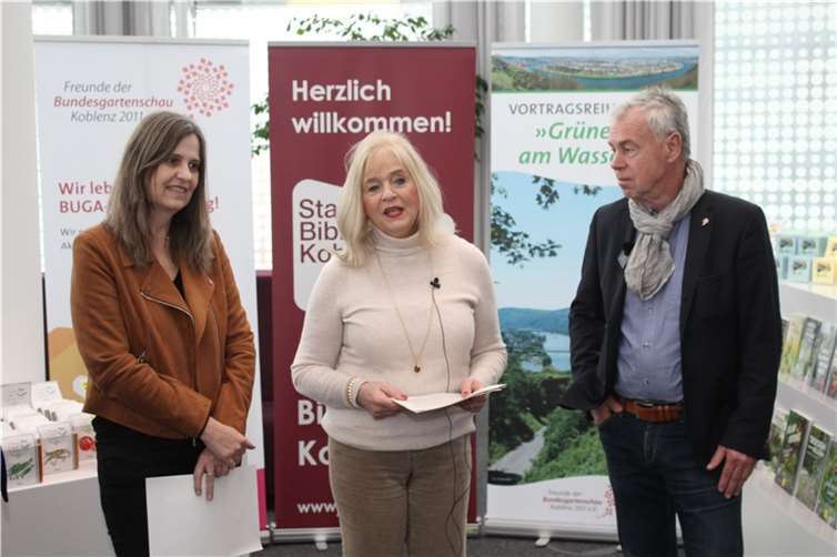 V.li. Bibliotheksdirektorin Susanne Ott, Dezernentin Theis-Scholz und den Vorsitzenden der Freunde der BUGA 2011, Thomas Schilling. Fotos: Stadt Koblenz/TK