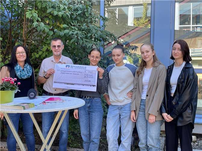 V.li. Birgit Hünerfeld, Ulrich Fischer, Milena Ledovkich, Esther Korell, Carolina Kotinsky und Greta Müller. Quelle: Friedrich-von-Bodelschwingh Realschule plus