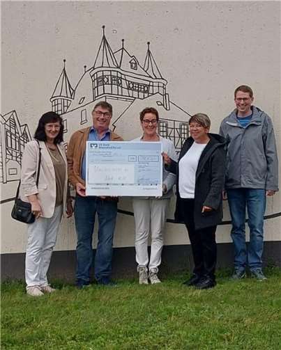 V.li. Brigitte Honnef (Pressewartin NiN), Josef Honnef (Geschäftsführer NiN), Bernadette Blumenthal (damalige 1. Vorsitzende der KG), Marianne Runkel (1. Vorsitzende NiN), Dominik Krebs (damaliger Kassierer der KG und jetzt 1. Vorsitzender). Foto: Simon Kötting