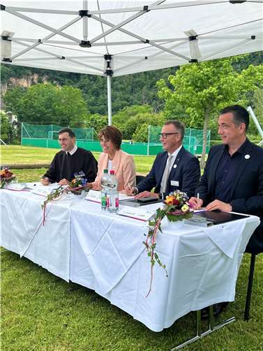 V.li. Bruder Michael Ruedin, Vorstandsvorsitzender der Franziskanerbrüder vom Heiligen Kreuz e.V. und weitere Einrichtungen unterzeichnen die Charta der Vielfalt. Foto: Hannah Sinß