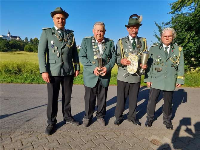 V.li. Brudermeister Christoph Nolden, Scheibenkönig Dietmar Sauerborn, Schützenkönig Roland Müller, Schießmeister Willi Massion. Fotos: Ulrich Eckhard