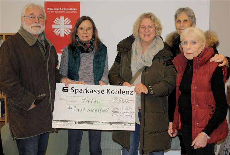 V.li. Brudermeister Harry Schneider, Irene Franke, Gaby Guckenbiehl und Barbara Böhlandt (Tafel Münstermaifeld), im Hintergrund Heidi Mathe (St. Matthiasbruderschaft). Foto: Dietmar Barth