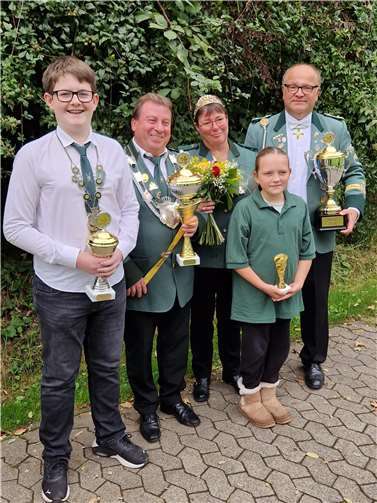 V.li. Bruno Dietrich, Lothar Fünfhaus mit Königin Martina, Stella Bläsius und Roger Theisen. Foto: privat