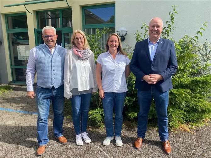 V.li. Bürgermeister Albert Jung, Kindergartenleiterin Anja Stenshorn, stellvertretende Kindergartenleiterin Susi Oberhaus und Ortsbürgermeister Matthias Hetger.  Foto: VGV Kaisersesch/Bianca Sesterhenn/Albert Jung