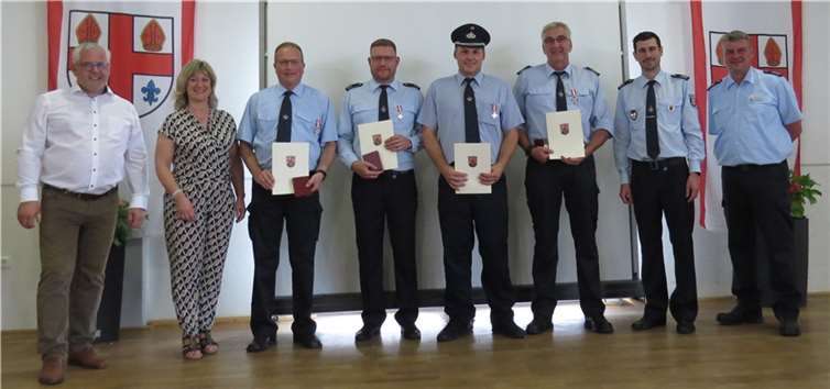 V.li. Bürgermeister Albert Jung, Landrätin Anke Beilstein, Wehrführer Frank Schnelle (FF Eulgem), Wehrführer Daniel Hermes (FF Leienkaul), Wehrführer Daniel Hartmann (FF Hambuch), Wehrführer Markus Schröder (FF Urmersbach), Wehrleiter Tim Etzkorn, stellv. BKI Thomas Kerpen.
