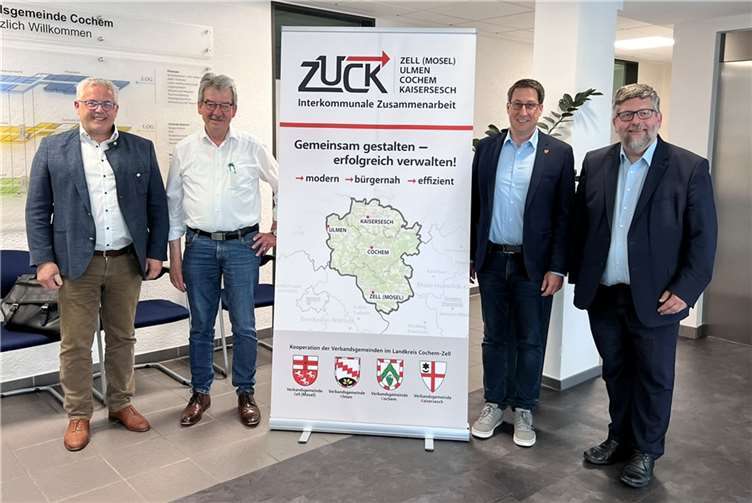 V.li. Bürgermeister Albert Jung (Verbandsgemeinde Kaisersesch), Bürgermeister Alfred Steimers (Verbandsgemeinde Ulmen), Bürgermeister Jürgen Hoffmann (Verbandsgemeinde Zell (Mosel)), Bürgermeister Wolfgang Lambertz (Verbandsgemeinde Cochem). Copyright: VGV Kaisersesch/Pressestelle Martina Vogel