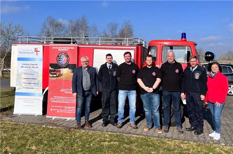 V.li. Bürgermeister Albert Jung, Wehrleiter Tim Etzkorn, Vorstandsmitglied Maik Bittner, Vereinsmitglieder Bjørn Gentzsch und Jörg Spurzem, stellv. Wehrleiter Daniel Hermes und Feuerwehrsachbearbeiterin Anja Westhöfer. Foto: VGV Kaisersesch/Pressestelle Martina Vogel