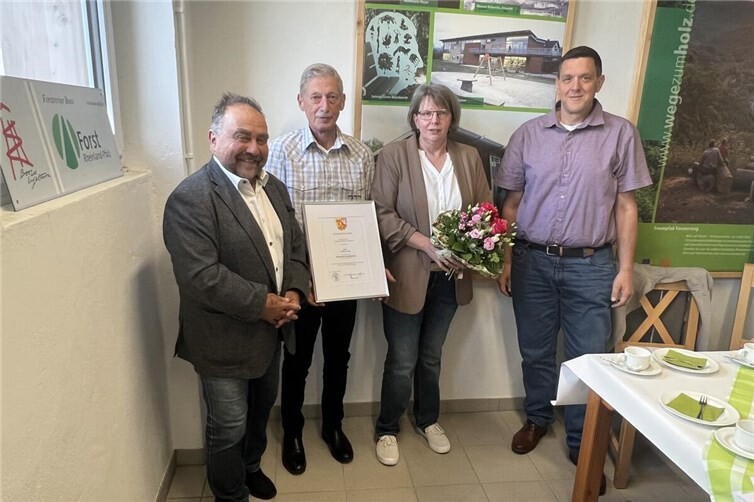 V.li. Bürgermeister Alfred Schomisch mit Jubilar Andreas Laug, dessen Ehefrau Manuela und Forstzweckverbandsvorsteher Mario Heinrichs. Foto: Markus Hermann, Verbandsgemeinde Vordereifel