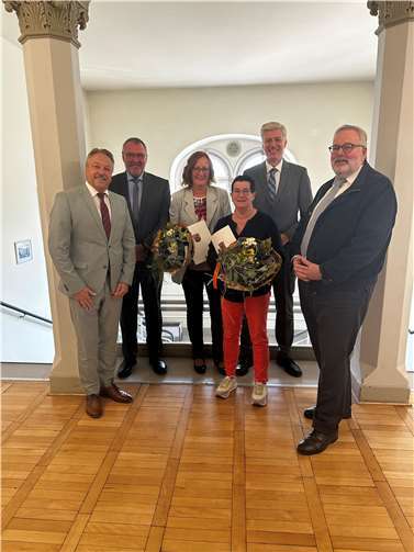 V.li. Bürgermeister Breithausen, Referent für das Schiedsamtswesen Rau, Rita Lehnert, Martina Reupke, Direktor d. AG Steinhausen, Hans-Jürgen Gross. Quelle: Verbandsgemeinde Rengsdorf-Waldbreitbach