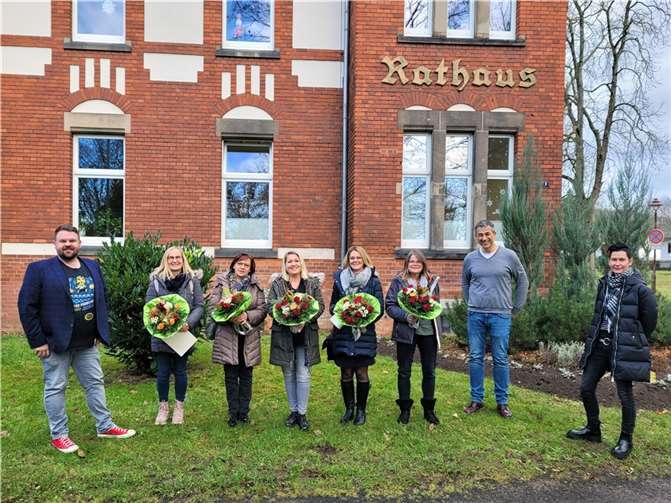 V.li. Bürgermeister Christoph Mohr, Judith Becker, Alla Kunzmann, Bianca Bender, Tanja Rusky, Erika Herbel, Büroleiter Thoma Gutfrucht und die Personalratsvorsitzende Ines Lindemann-Günther.
