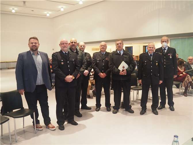 V.li. Bürgermeister Christoph Mohr mit den Geehrten Helmut Metzler, Stefan Ilgen, Marc Metzler, Alfons Schuster, Egbert Bernardi sowie dem stellvertr. Wehrleiter Rainer Holler und Kreisfeuerwehrinspekteur Rainer Nell. Quelle: Stadt Bendorf