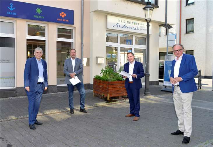 V.li. Bürgermeister Claus Peitz, Jan Deuster (techn. Geschäftsführer der Stadtwerke Andernach), Lars Hörnig (kaufm. Geschäftsführer der Stadtwerke Andernach) und Oberbürgermeister Achim Hütten freuen sich über das Ergebnis.Foto: Meta Welling