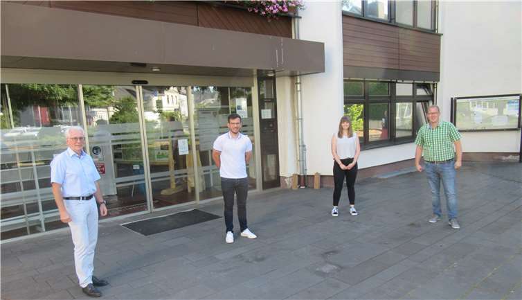 V.li. Bürgermeister Volker Mendel, Jan-Luca Seitz, Samantha Schmidt und Büroleiter Philipp Rasbach.Quelle: Verbandsgemeindeverwaltung Puderbach
