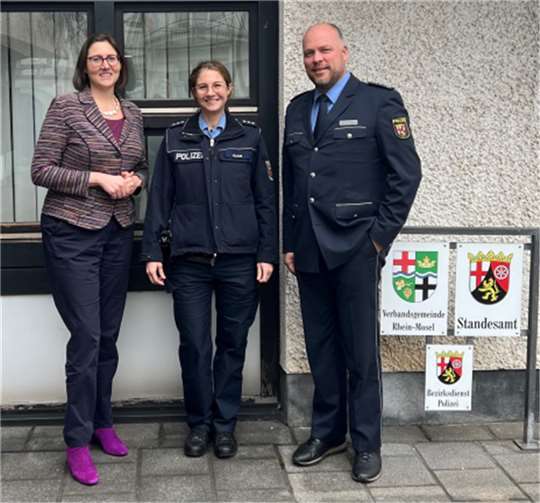 V.li. Bürgermeisterin Kathrin Laymann, Bezirksbeamtin Silvia Clauß und Erster Polizeihauptkommissar Andreas Wich-Glasen. Quelle: Verbandsgemeinde Rhein-Mosel