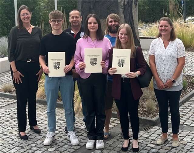 V.li. Bürgermeisterin Kathrin Laymann, Marlon Wilbert, Büroleiter Rüdiger Beckendorf, Natascha Steil, Vertreter des Personalrats Tobias Rutz, Julia Weber und Ausbildungsleiterin Sabrina Kachel. Quelle: VG Rhein-Mosel