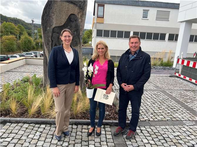 V.li. Bürgermeisterin Kathrin Laymann, Tina Senger und Thomas Retzlaff, Teilbereichsleiter 3.3. Quelle: VG Rhein-Mosel