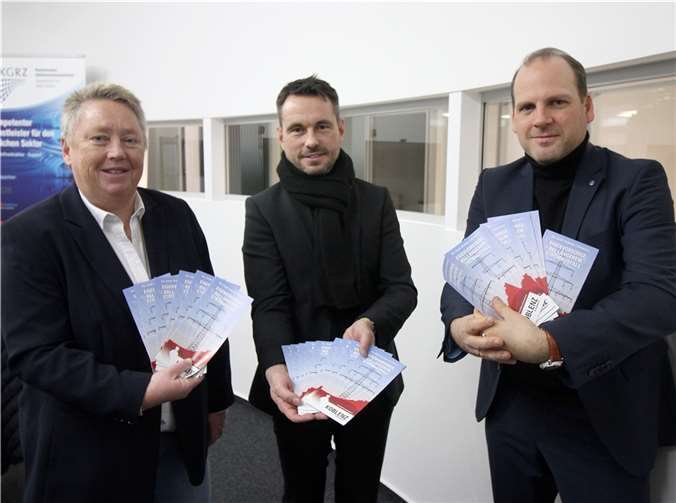 V.li. Bürgermeisterin Mohrs, Oberbürgermeister Langner und Stefan Kux, den Leiter des Verwaltungsstabes mit dem Flyer, der in nächster Zeit allen Haushalten zugestellt wird. Quelle: Stadt Koblenz