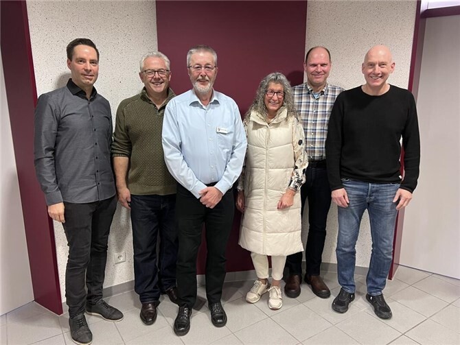 V.li. Büroleiter Mark Klasen, Bürgermeister Albert Jung, Michael Steffes, Personalratsvorsitzende Petra Gotto, Stefan Lefev, Peter Simons. Foto: VGV Kaisersesch/Martina Vogel