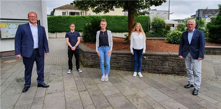 V.li. Büroleiter Philipp Rasbach, Sven Theilen, Marie-Louisa Kambeck, Franziska Klein und Bürgermeister Volker Mendel.Quelle: Verbandsgemeinde Puderbach