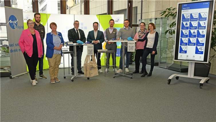 V.li. Büroleiterin Petra Kretzschmann, Jörg Krechel von der Koordinierungsstelle Digitalisierung (KoDig), Personalratsvorsitzende Heike Breitbach, Landrat Dr. Alexander Saftig, Erster Kreisbeigeordneter Pascal Badziong, Tobias Querbach von der KoDig, Dimitrij Anton von der Stabstelle Smart Cities, Birgit Gellert vom Personalrat und die Digitalisierungsbeauftragte Sonja Gröntgen von der Stabsstelle Smart Cities bei der ersten „Digitalen Sprechstunde“ im Kreishaus.  Foto: Kreisverwaltung MYK/W.Schäfer