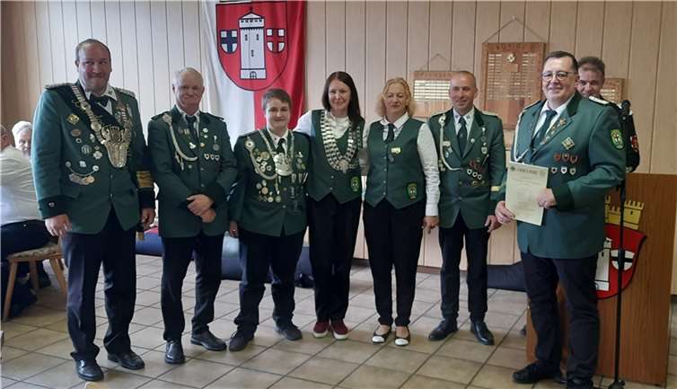 V.li. Bundeskönig Michael Kaul, Michael Salm, Natascha Wilbert, Maryia Kiyko, Jennifer Pischke, Maik Pischke, st. Bezirksbundesmeister und Brudermeister der Mülheimer schützen Dieter Maurer.  Foto: Siegfried Moskopp