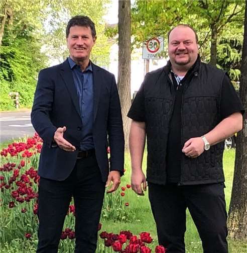 V.li. Bundestagsabgeordneter Detlev Pilger und Ratsmitglied Thorsten Schneider im Tulpenbeet (Das Foto wurde 2019 aufgenommen).Quelle:Karthäuser SPD