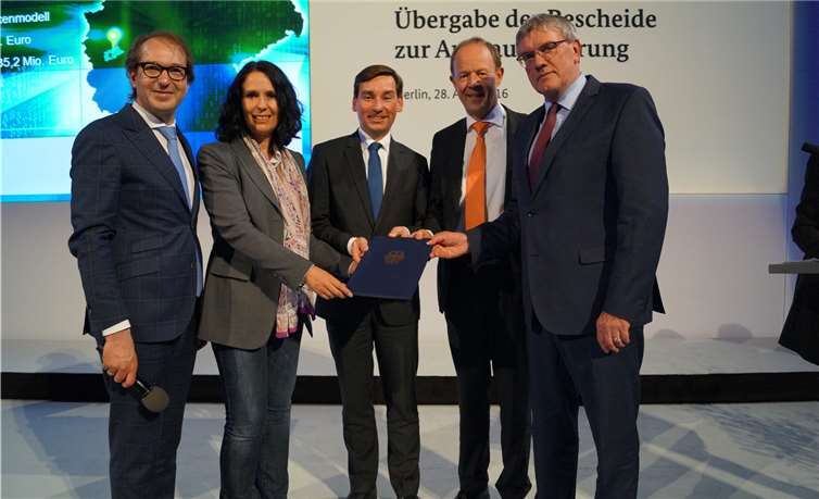 V.li. Bundesverkehrsminister Alexander Dobrindt, Elisabeth Winckelmeier-Becker, MdB, Sebastian Hartmann, MdB, Kreiswirtschaftsförderer Hermann Tengler und Landrat Sebastian Schuster bei der Übergabe des Bescheids zur Ausbauförderung.privat