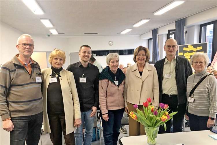 Mehr Wirgefühl – weniger Einsamkeit V.li. Burkhard Ebbing, Christine Holzing, Gerrit Gaidosch, Petra Hassinger-Maß, Malu Dreyer MP a.D., Hans-Dieter Villmow, Gisela Querbach. Quelle: Landesarbeitsgemeinschaft Gemeinschaftliches Wohnen RLP e.V.