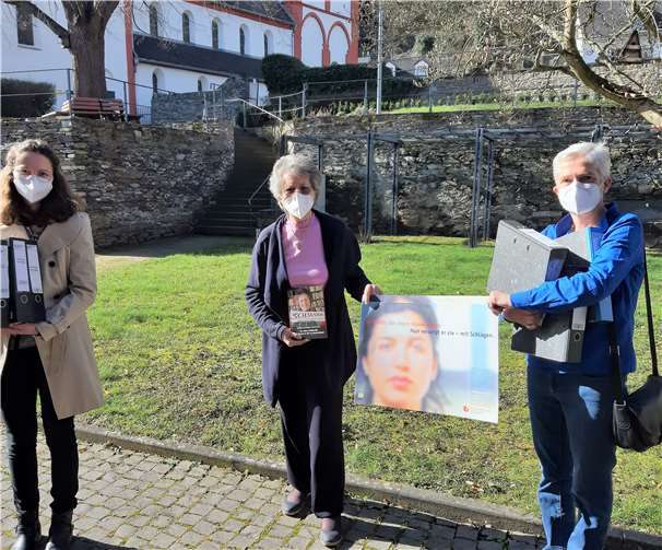 V.li. Caroline Seiler (Landeshauptarchiv), Sr. Dr. Lea Ackermann und Dr. Anja Ostrowitzki (Landeshauptarchiv).Foto: SOLWODI