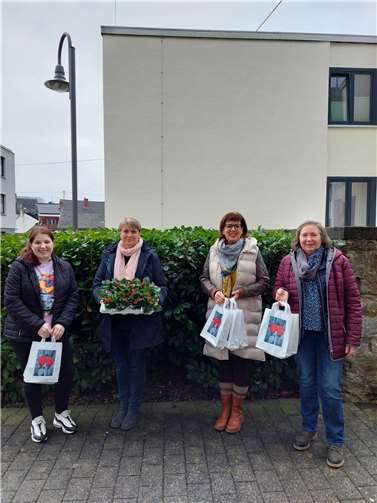 V.li. Chiara Cornely und Silke Schmitz vom Generationenbüro der Verbandsgemeinde Adenau, Klaudia Thiesen vom Caritasverband Rhein-Mosel-Ahr e.V. und Elisabeth Hauröder vom Dekanat Altenahr finden die Aktion prima, um mit den Menschen in Kontakt zu sein. Nicht auf dem Foto ist Gemeindeschwester plus Petra Jeandrèe. Foto: Caritas