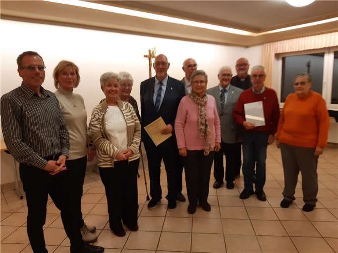 V.li. Chorleiter Markus Johannes Lamprecht, Pia Zeyen, Elke Brosius, Gisela Westinger, Werner Westinger, Annedore Reif, Anton Reif, Helmut Schneider, Pastor Günter Vogel, Rainer Störmer, Angelika Kucik. Foto: privat