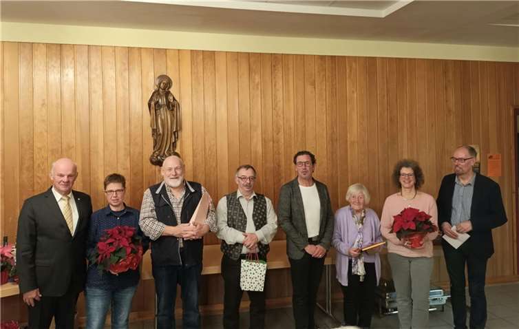 V.li. Chorleiter Paul Runkel, Jutta Kraus, Franz Kloos, Manfred Kröll, Pastor Lothar Anhalt, Leni Wagner, Regina Otten und Vorsitzender Bernd Willscheid. Quelle: Kirchenchor Dattenberg