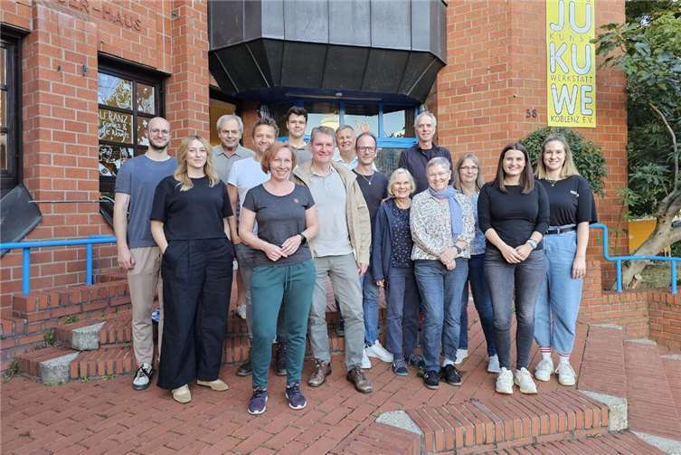 V.li. Chris Kowal, Jewgenia Weißhaar, Hans-Peter Ackermann, Michael Kock, Alexandra Kaatz, Dominik Schmidt, Holger Hesse, Dr. Ulrich Kleemann, Patrick Zwiernik, Regina Walter, Christoph Nießen, Dorothea Meinold, Christine Reeka, Kim Theisen, Janina Luipers.  Foto: Ute Görgen