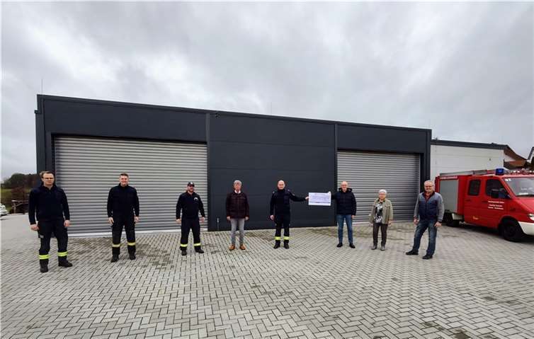 V.li. Christian Fein, Hendrik Kuhn (Vorstand Förderverein), Adrian Eiser (Stv. Wehrführer), Helmut Lamp (Bürgermeister Sessenhausen), Michael Pleitgen (Wehrführer), Christian Windolph, Marianne Hilz, Manfred Zirfas (FWG). Foto: privat