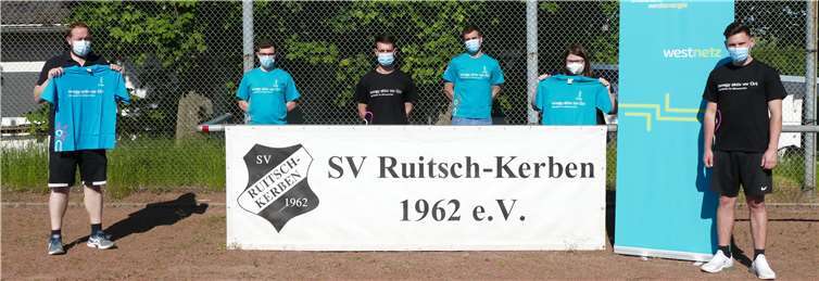 V.li. Christian Frank, 1. Vorsitzender des SV Ruitsch-Kerben, Jannik Theisen, Fabian Monreal, Matej Krtalic, Projektpatin Eva-Maria Klein und Marvin Haßler. Der SV Ruitsch-Kerben und seine Vereinsmitglieder freuen sich über die das modernisierte Vereinsheim.Quelle: Westenergie AG