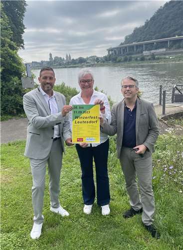 V.li. Christian Greiner (Oberbürgermeister Andernach), Simone Osteroth (1. Vorsitzendende des Verkehrs- und Verschönerungsvereins Leutesdorf e.V.) und Christian Heller (Geschäftsführer Geysir Andernach gGmbH) vereinbaren Kooperation, um ein vielfältiges An- und Abreisekonzept zum Winzerfest anbieten zu können. Quelle: Andernach.net GmbH