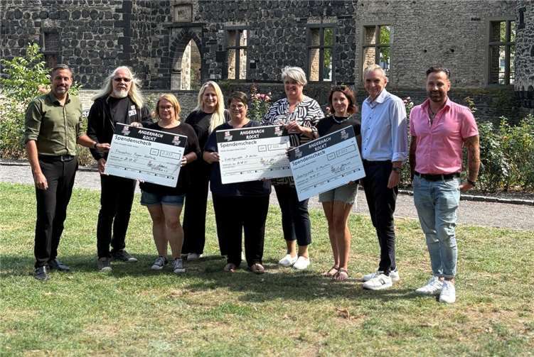 Andernach rockt: Festival sammelt 10.000 Euro für soziale Projekte V.li. Christian Greiner (Oberbürgermeister), Mike Jones (2. Vorsitzender MYHeartRock e.v.), Alexa Kossmann-Hau (Frauenhaus Mayen-Koblenz), Tanja Salkowski (Projektleitung Andernach rockt), Katrin Mayer (Kita St. Kastor, Stefanie Völlmeke (Kita St. Kastor), Carolin Müller (Kita St. Stephan), Claus Peitz (Bürgermeister), Nico Grunert (REWE). Foto: MYHeartRock e.V.