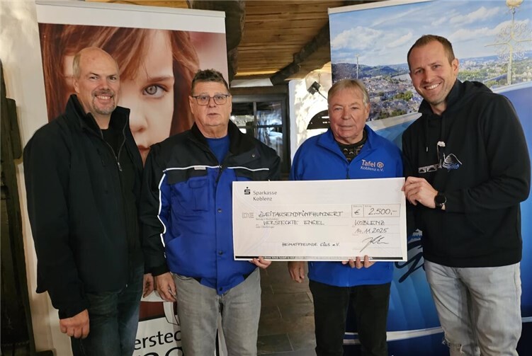 V.li. Christian Hähn für die Gülser Blütenfestwinzer, der 2. Vorsitzende Alfred Waurig und der 1. Vorsitzende Peter Bäsch von der Tafel Koblenz sowie Martin Sattler 2. Vorsitzender der Heimatfreunde Güls. Foto: Helene Sauer