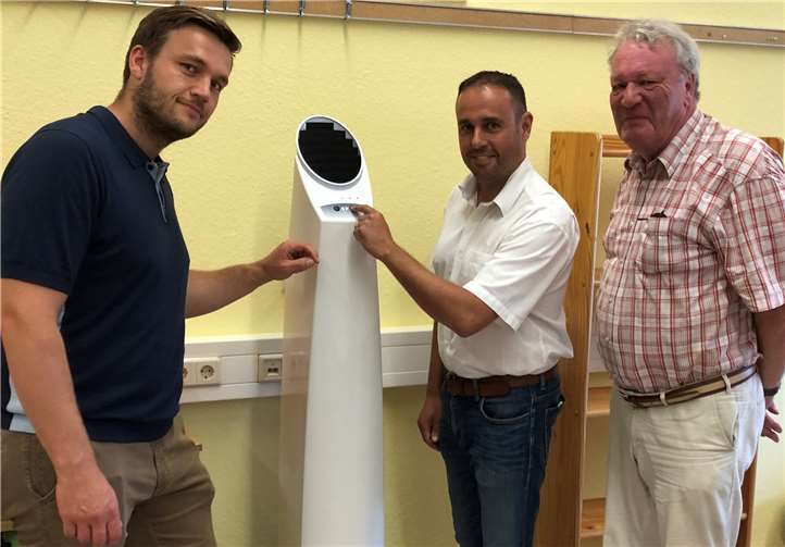 Grundschulen der VG Rhein-Mosel erhalten Raumluftfilter V.li. Christian Schuth, Fraktionsvorsitzender der CDU im Ortsgemeinderat Brey, Jens Firmenich, Fraktionsvorsitzender der CDU im Verbandsgemeinderat Rhein-Mosel und dem Ersten Beigeordneten von Brey, Manfred Jocham.Quelle: CDU Fraktion Rhein-Mosel