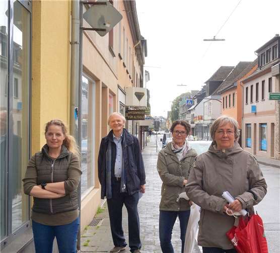 V.li. Christine Graef und Herbert Speyerer (FDP Bendorf), Marita Stettler und Dorothea Scherer-Brauneck (Anwohnerinnen der Hauptstraße) – Foto: Günther Bomm.Foto: privat