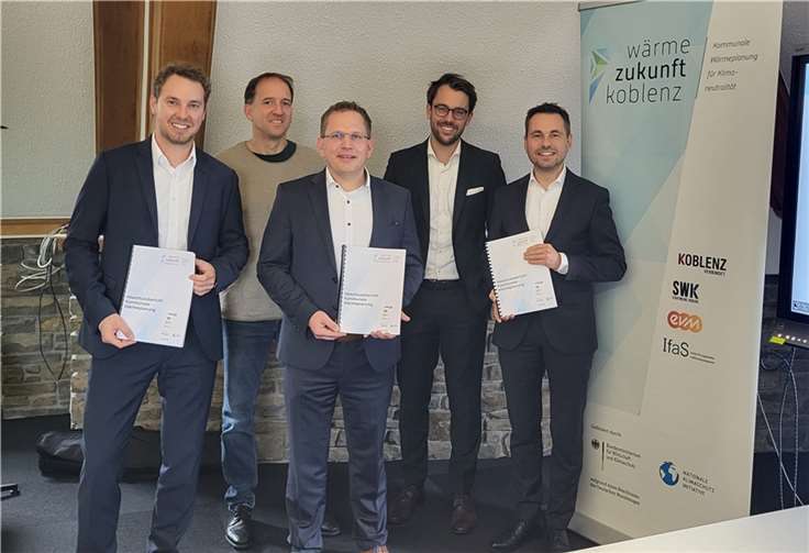 V.li. Christoph Hesse (EVM-Vorstand), Michael Müller (IfaS), Lars Hörnig (Stadtwerke Koblenz Geschäftsführer), Hubertus Hacke (EVM) und Oberbürgermeister David Langner präsentieren den kommunalen Wärmeplan. Fotos: WAMFO.DE