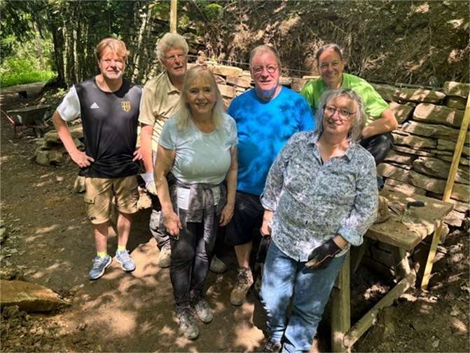 V.li. Christoph Kretschmer, Günther Werner (Kursleiter Zweckverband Oberes Mittelrheintal), Margit Theis-Scholz, Gerhard Bruchhof (Vorsitzender des Verschönerungsvereins), Britt Gutmann, Kornelia Löwenstein. Foto: privat