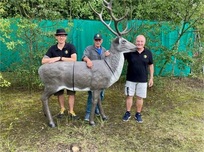 V.li. Christoph Plautz, Bernd Zilz und der 2. Vorsitzende des Bogenschützen Rheinbach e.V., Dieter Heil, freuen sich über das neue 3 D-Ziel, das der Verein jetzt mit finanzieller Unterstützung der Städte- und Gemeindenstiftung der KSK Köln angeschafft hat. Quelle: Bogenschützen Rheinbach