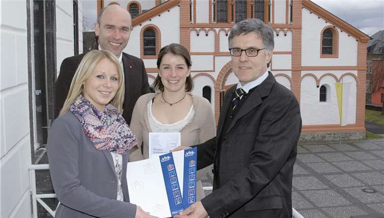 V.li. Clarissa Molsberger (EVM) KSK-Vorstand Guido Mombauer, VHS-Chefin Julia Arzdorf und Bürgermeister Wolfgang Kroeger. -BL-