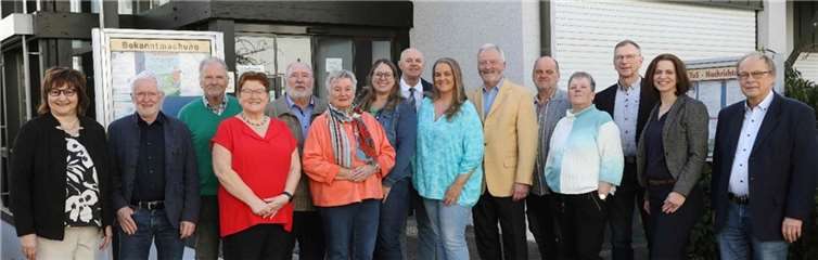V.li. Claudia Becker, Stefan Behrens, Burkhard Titz, Karin Siery, Werner Kolbe, Renate Kolbe, Stephanie Hansen, Joachim Breiden, Marion Lehnhardt, Uwe Schmidt, Detlef Sauer, Petra Schmidt, Peter Becker, Karina Weißflog und Ralf Kneisle. Quelle: SPD Ortsverein Hilgert Kammerforst