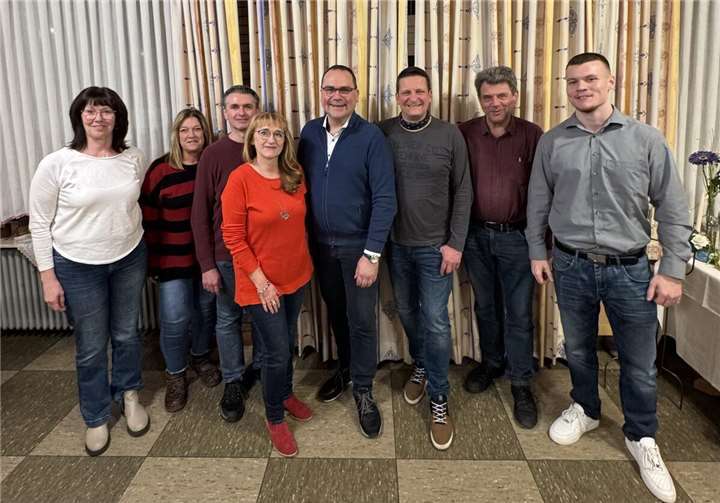 Generationswechsel: Wolfgang Höfer tritt zurück V.li. Claudia Dammann, Birgit Quint, Christoph Rünz, Karin Roß, Jürgen Regnier, Stefan Windheuser, Werner Schmorleitz und Laurent Regnier. Quelle: FWG Kettig